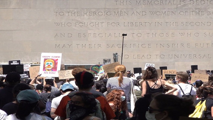 记者连线 | 美国民众继续纪念弗洛伊德  明尼阿波利斯或重组警察系统